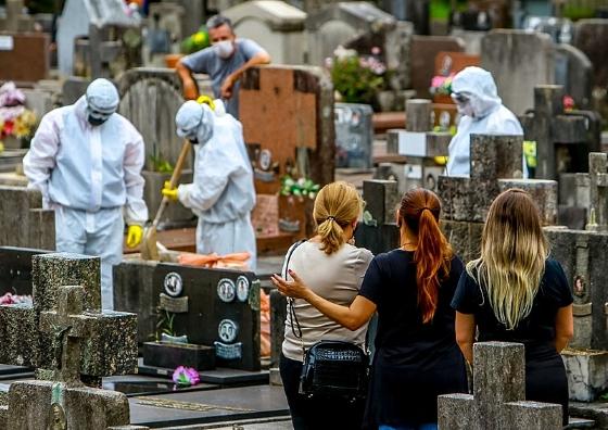 Durante a pandemia houve casos de familiares que assistiram o sepultamento do ente querido de longe.