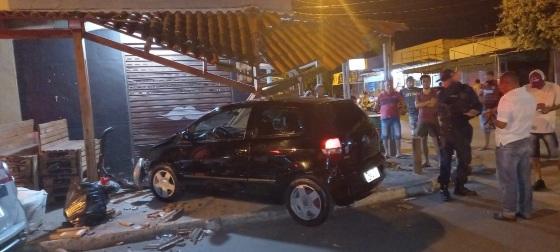 Fachada do estabelecimento foi destruída