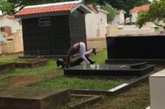 Casal se rolou pelo gramado do cemitério municipal.