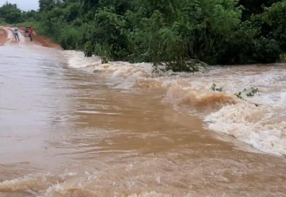 Tromba d"água se formou formou após o leito do Rio Macaco não suportar o volume de água da chuva.