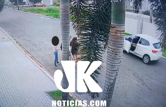 As meninas estavam gravando um vídeo quando foram surpreendidas pelo tarado