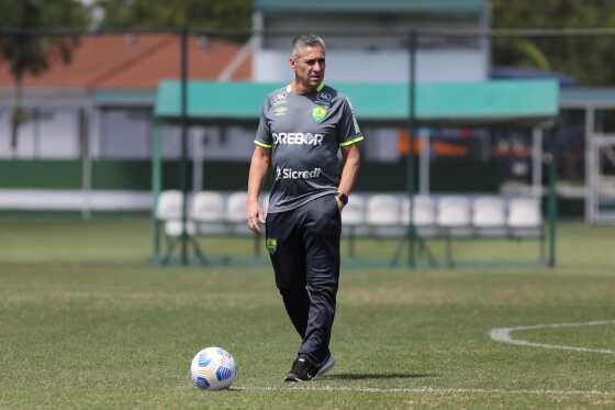 Jorginho  retomou os trabalhos na tarde de segunda-feira (15), no CT do Dourado.