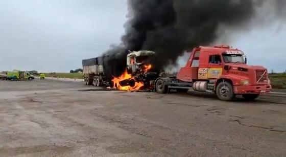 Caminhão pega fogo enquanto é guinchado.