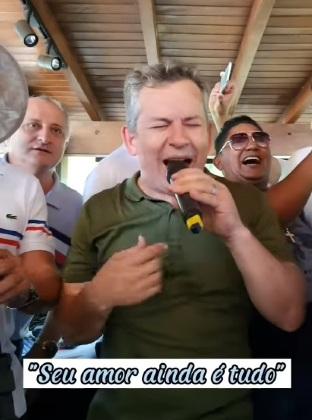 Mauro solta voz durante encontro com lideranças políticas.