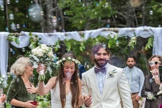 Vestido de Kelly tinha veludo, flores em relevo e diferentes tipos de tecido