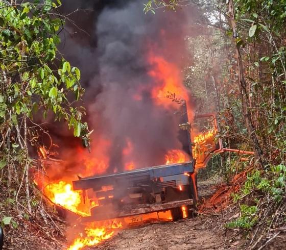 Trator foi queimado pela Polícia Federal e Ibama