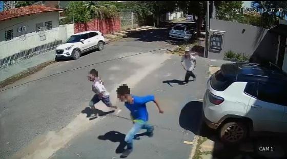 Mulher botou os adolescentes para correr