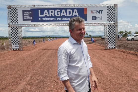 "Vamos construir aqui um dos mais belos autódromos desse país e da América Latina", diz Mauro