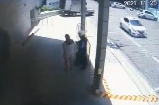 Golpe foi gravado pela câmera de segurança do hotel em que a cuiabana estava hospedada.