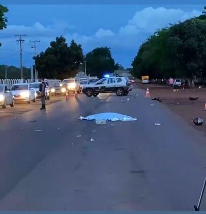 A mulher, que estava na garupa da moto, morreu no local