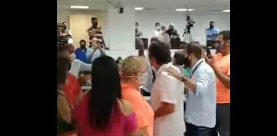 A confusão aconteceu entre militantes do movimento LGBTQIA+ e ala evangélica na Assembleia Legislativa