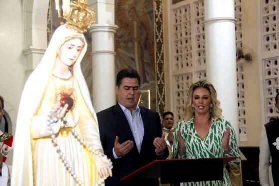Emanuel Pinheiro e Márcia durante missa na Capital.