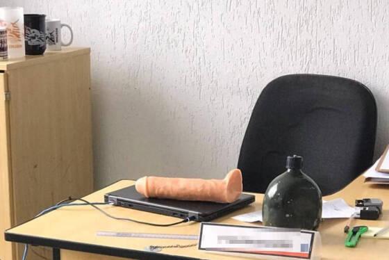 Vibrador estava sobre a mesa de um professor.