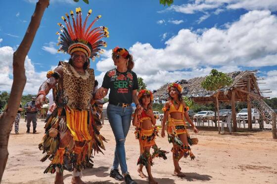 Primeira-dama foi convidada para ser madrinha pelo cacique da aldeia, Rony