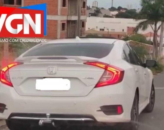 Vizinhos flagraram veículo balançando por cerca de 30 minutos.
