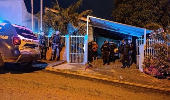 A mulher foi morta a golpes de faca
