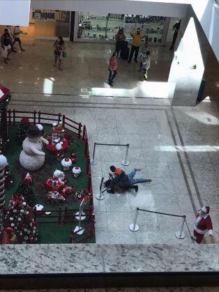 mulher se joga em shopping