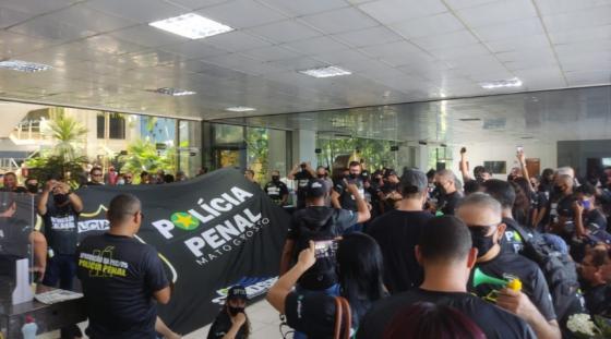 Policiais penais durante protesto no Palácio do Governo nesta quinta (09)