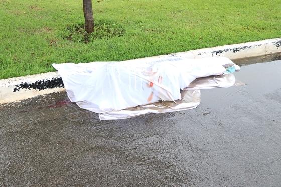 Homem estava caído ao lado de meio fio