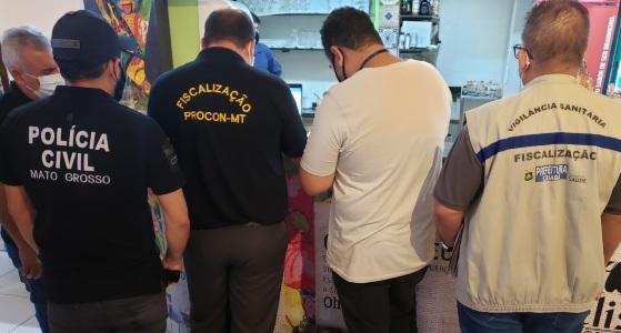 Lélis Peixaria é flagrada enganando clientes.