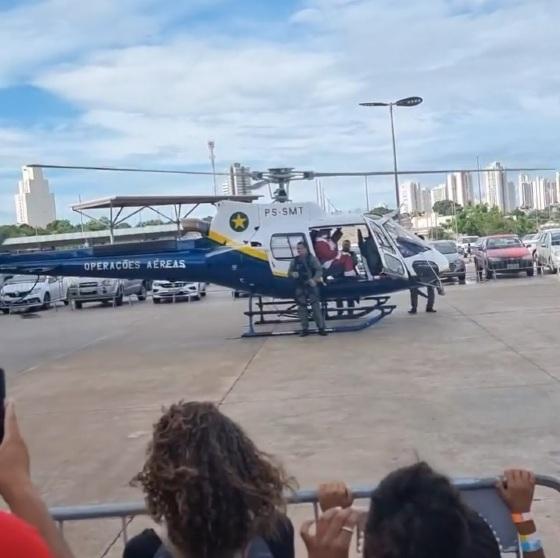 Mauros Mendes e Papai Noel chegaram ao evento de helicóptero