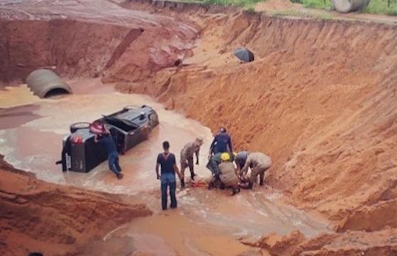 Lama cobriu parte do veículo o que dificultou o trabalho dos bombeiros.