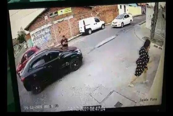 O motorista do carro teria batido no motociclista em uma outra rua e ele teria ido tirar satisfação.