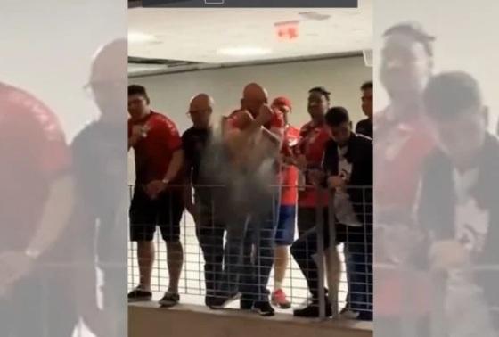 Hang aparece tentando interagir com uma parte dos torcedores, quando é atingido.