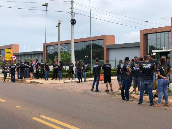 Policiais penais fazem manifestação no Fórum de Cuiabá