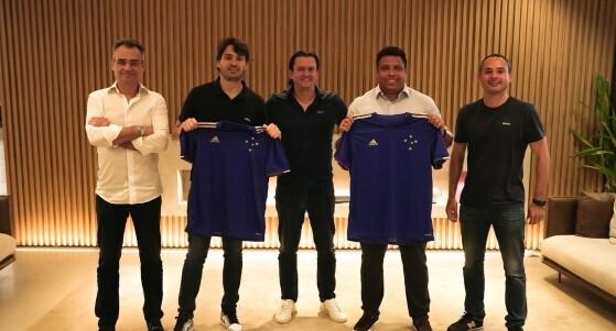 Ronaldo com a camisa do Cruzeiro após acordo