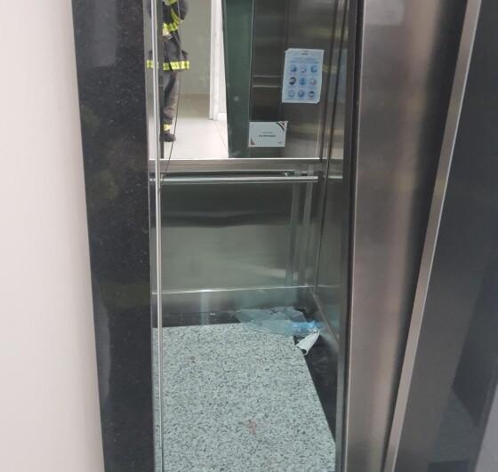 Vidro quebrado em queda de elevador em Florianópolis