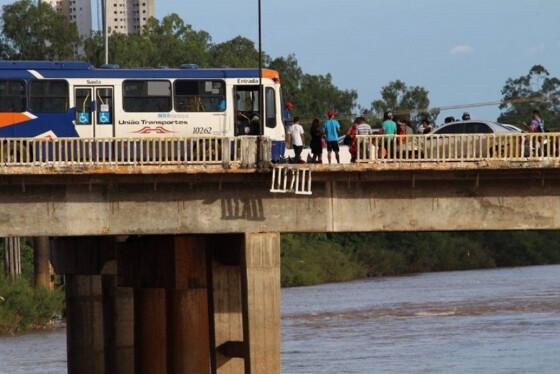 A vítima teve múltiplas fraturas na região da perna. 