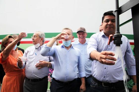 Políticos beberam água do cano durante a inauguração da nova ETA