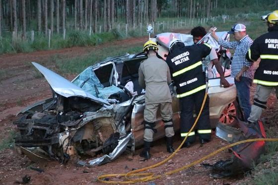 Motorista ficou preso às ferragens, foi removido pelo Corpo de Bombeiros, mas não resistiu