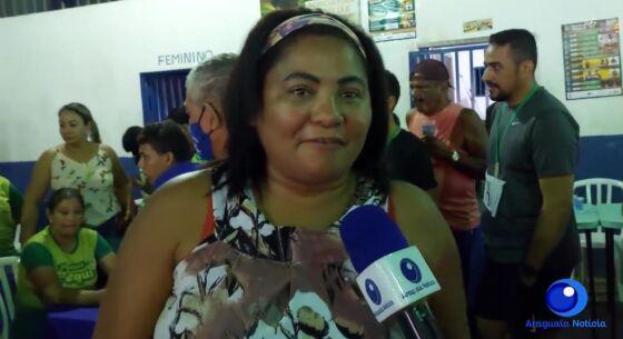Mulher como 16 pequis em dois minutos e se torna primeira campeã em festival em Pontal do Araguaia