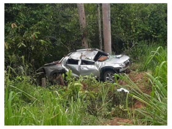 Veículo ficou destruído.