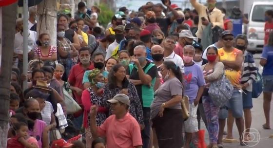 Pessoas dormem na fila para conseguir ossinhos na Capital.