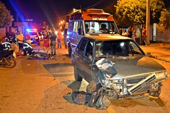 Carro bate em motocicleta e deixa duas pessoas feridas gravemente 