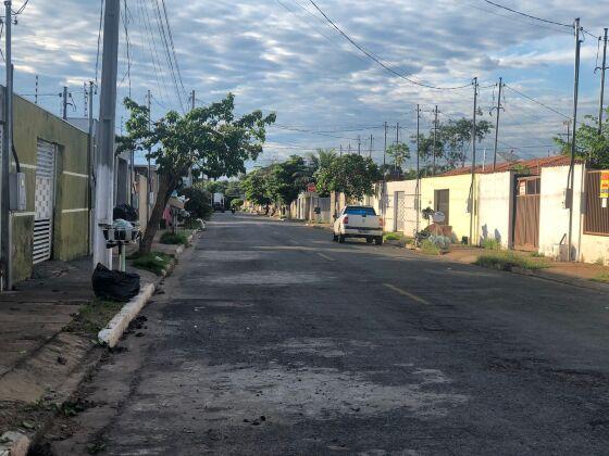 Lixeiras não comportam mais os sacos, que já estão sendo colocados no chão, aguardando a coleta.