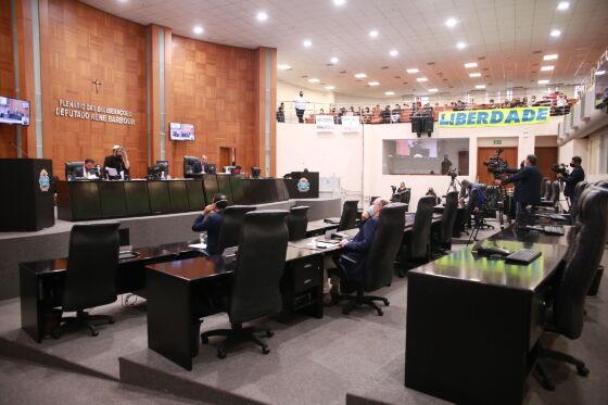 Mesmo com manifestantes, PL que proíbe passaporte da vacina não foi votado