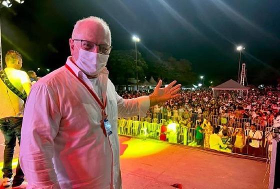 Prefeito Osmar Froner (MDB) durante Réveillon em Chapada dos Guimarães