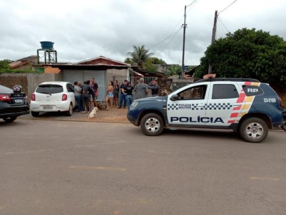 Jovem foi morto a tiros dentro de casa