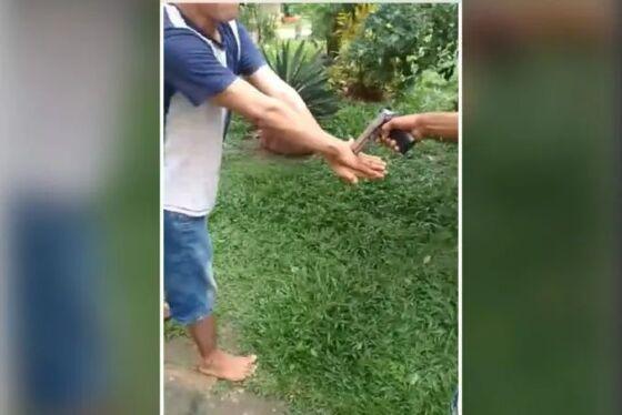 O primeiro a ter as mãos alvejadas foi o homem.