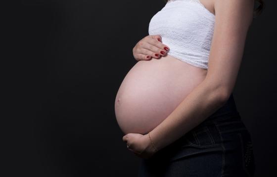Marido foi preso em flagrante por provocar o aborto da esposa e jogar corpo de criança em lixeira.