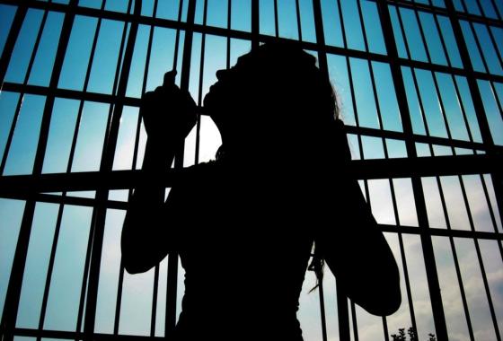 Vítima foi acorrentada e esfaqueada na cabeça pelo ex