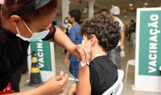A imunização deve ser realizada em crianças que já tomaram a segunda dose há quatro meses. 