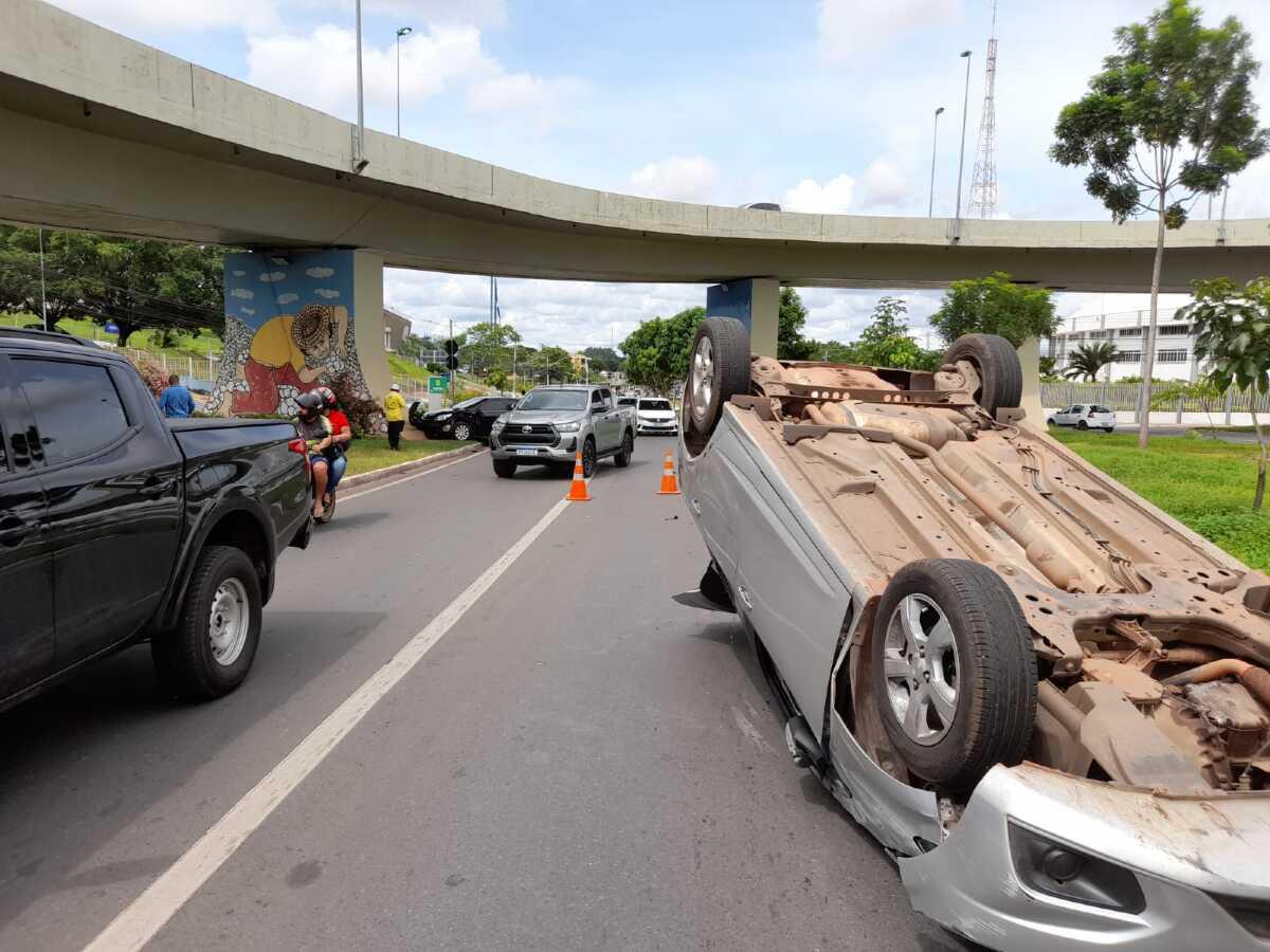 Carro De Aplicativo Capota Com Passageira Após Batida Na Av. Do CPA ...