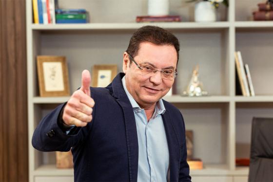 Botelho se atrasou, mas foi muito aplaudido na chegada