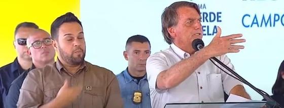 Jair Bolsonaro dá pito em apoiador que interrompeu discurso