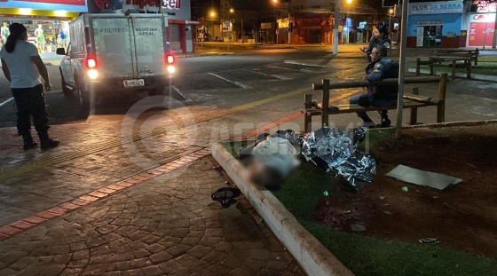 A vítima foi achada caída perto de um banco na praça